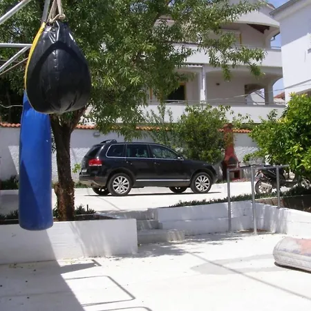 Appartement In Preko With Terrace, Air Conditioning, Wi-fi, Washing Machine